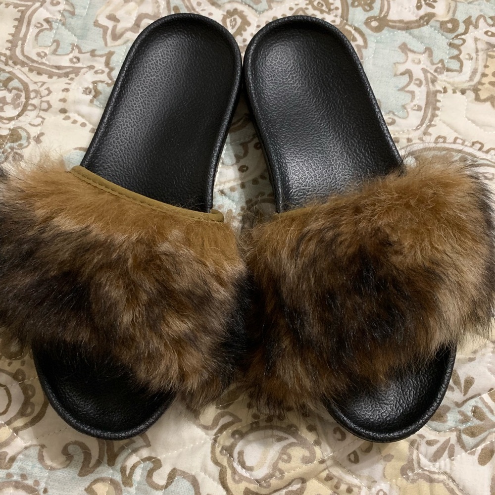 Uggs fur slides